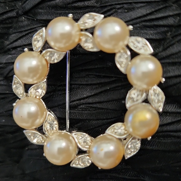 LISNER Vintage brooch circle of pearls, rhinestones. - Picture 1 of 10